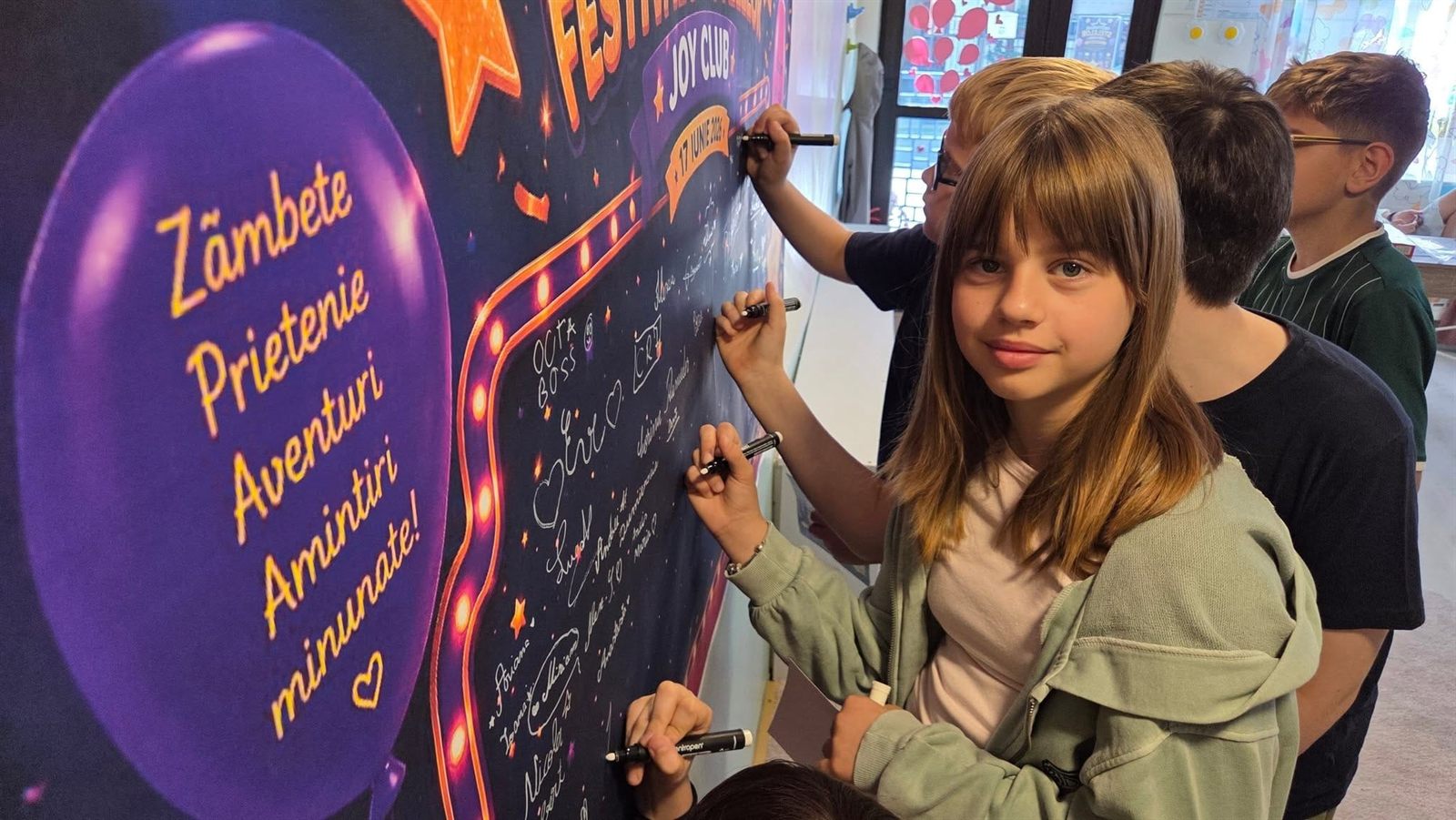 Copii scriind pe peretele-tablă, la Festivalul Joy Club