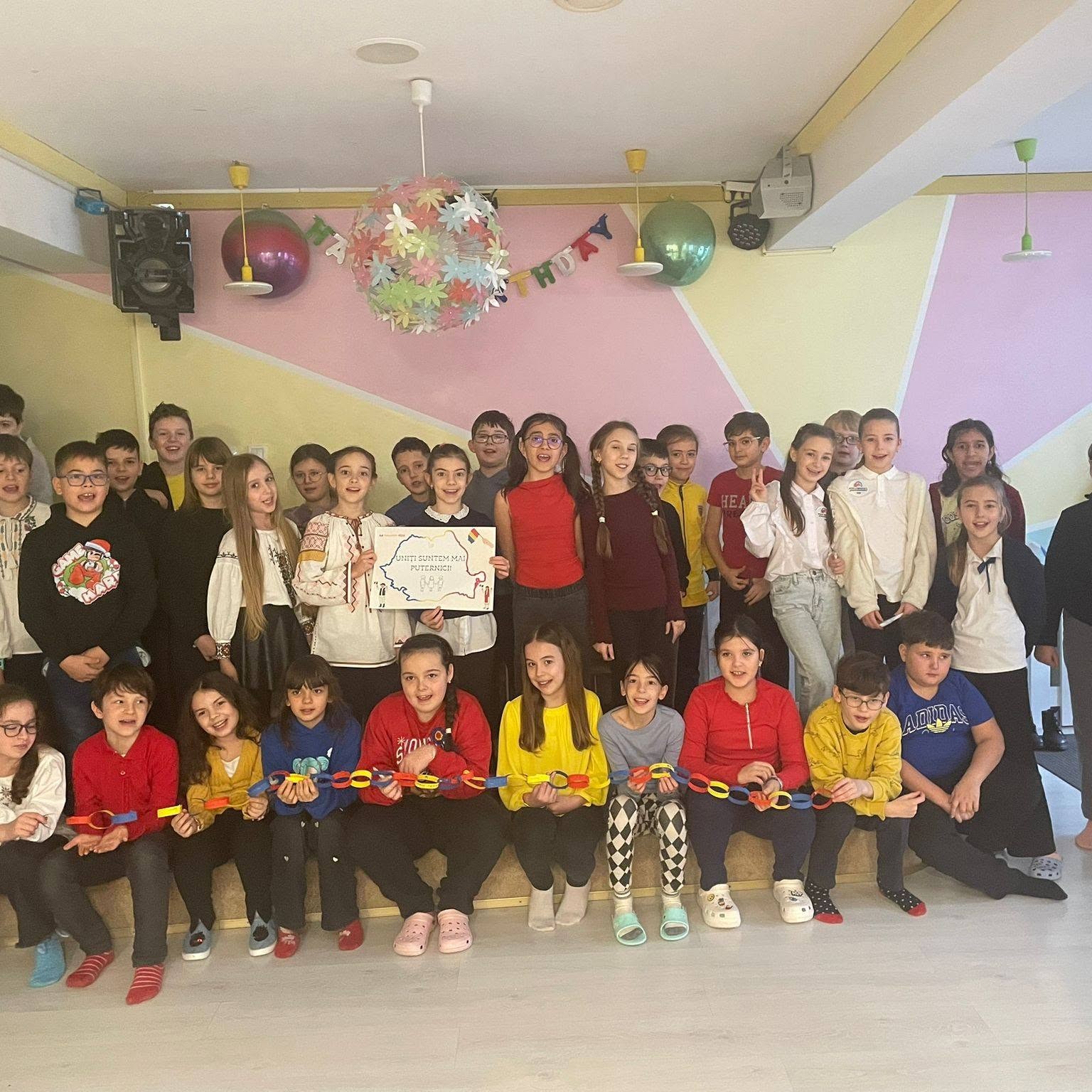 Grup mare de copii în sala mare