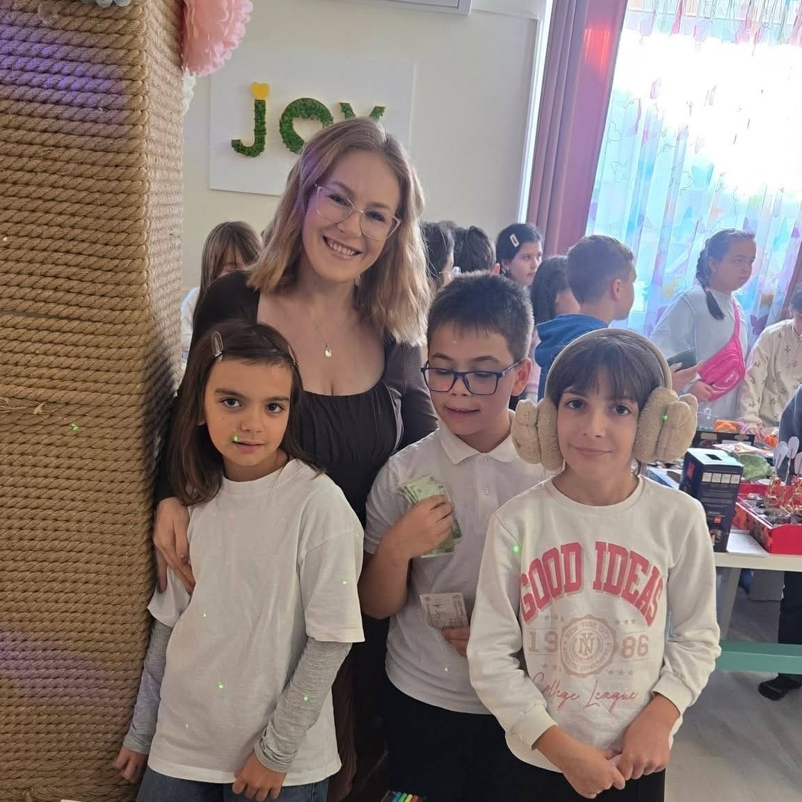Copii la târgul organizat la Joy, cu bani în mână